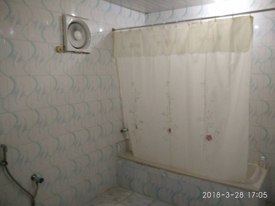 Bath tub