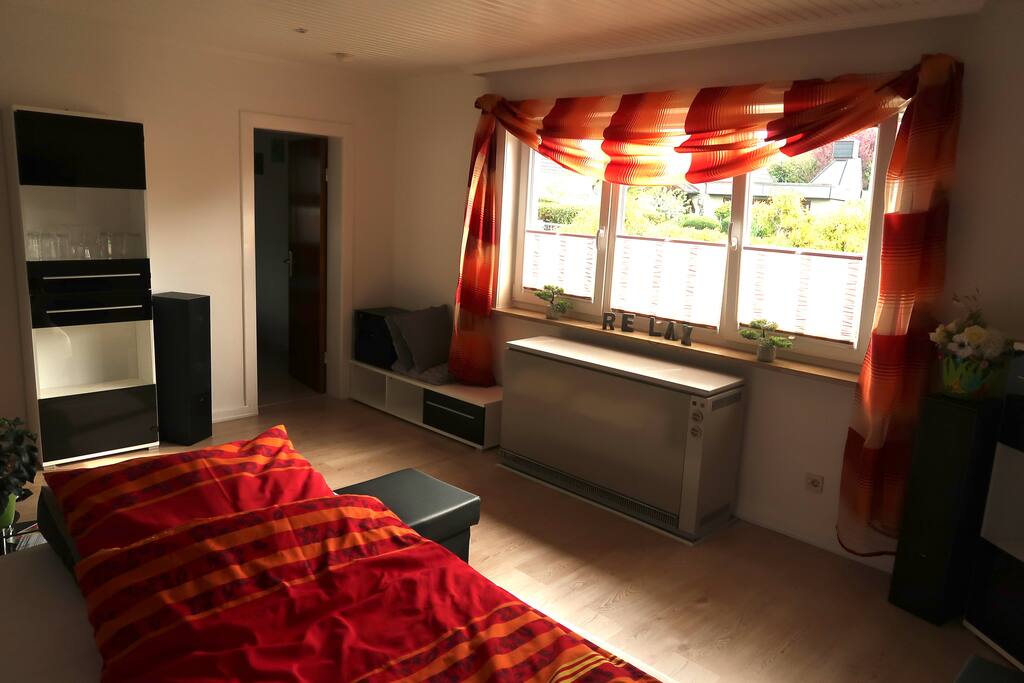 Das Wohnzimmer (Übergangs Zimmer zum Schlafzimmer) mit ausziehbarem Boxspringsof (160x200cm)