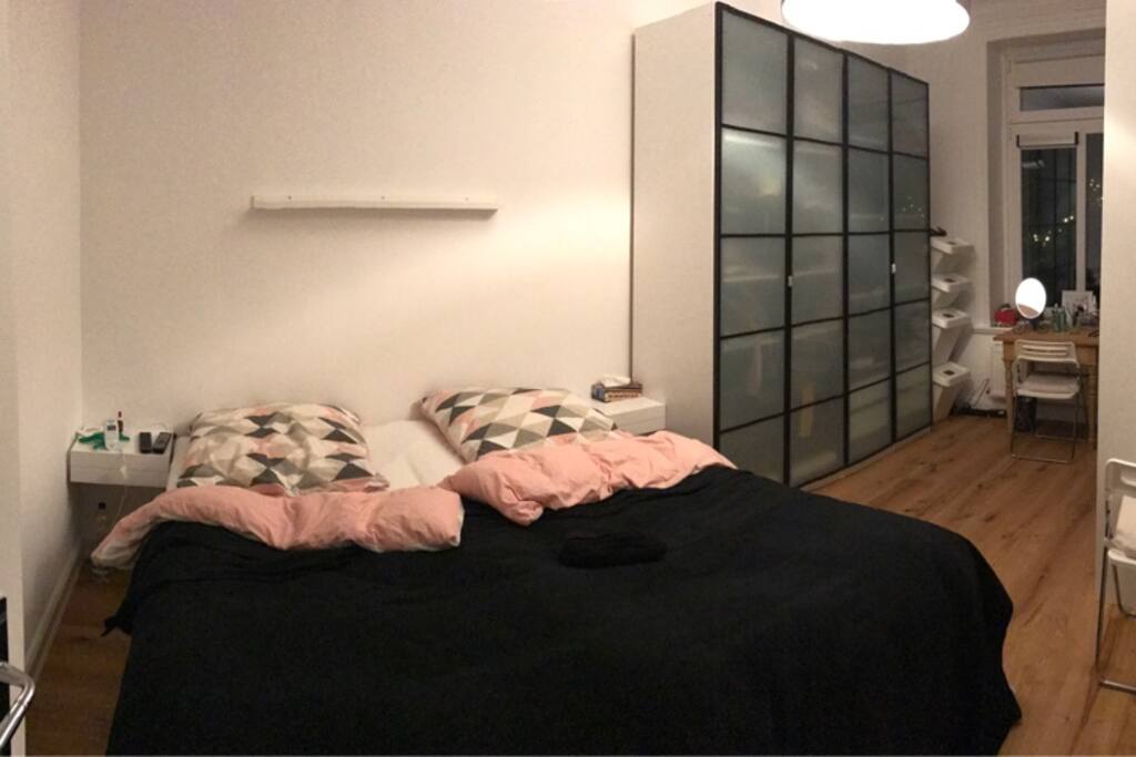 Schlafzimmer / Bedroom