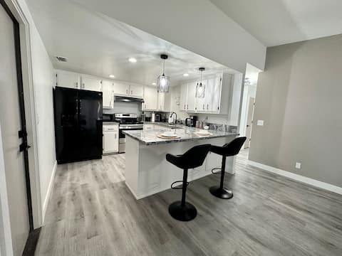 Entire Modern House with King bed & 70inTV