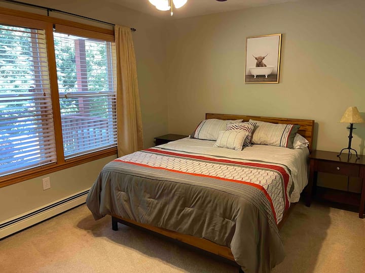 Tercer dormitorio en el piso principal con cama tamaño queen