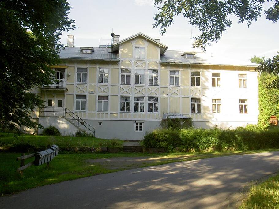 Eskorter i trä sjö ne