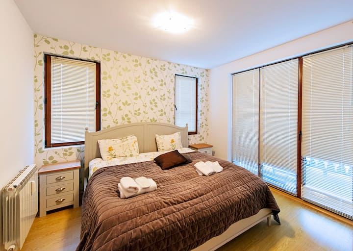 ห้องนอนพร้อมเตียงคิงไซส์หรือซูเปอร์คิงไซส์และห้องน้ำในตัว