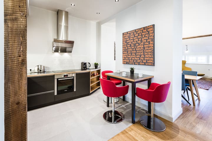 LUXURY PENTHOUSE APARTMENT WITH TERRACES & VIEWS