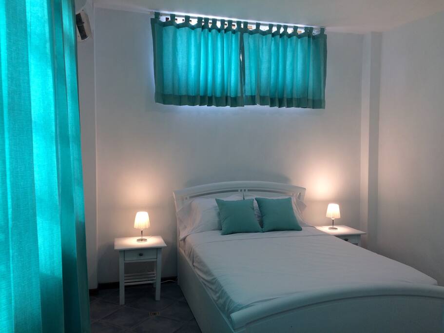 Matrimonial $50 (cama adicional $10), baño privado, acondicionador de aire, desayuno incluido y parqueo previa reserva.