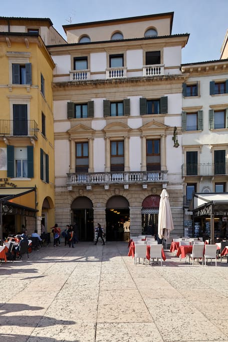 Ingresso di Palazzo Faccioli, Piazza Bra 10 Verona.
Entrance in Palazzo Faccioli.
Eingang in Palazzo Faccioli