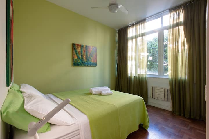 חדר עם מיטת קווין סייז