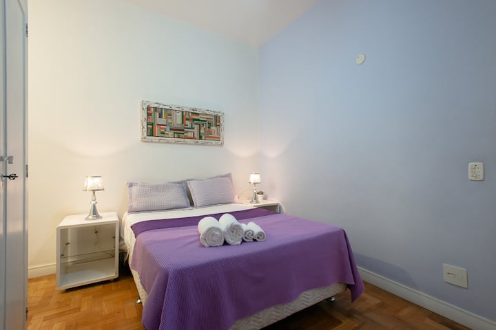 שולחן ליד המיטה 