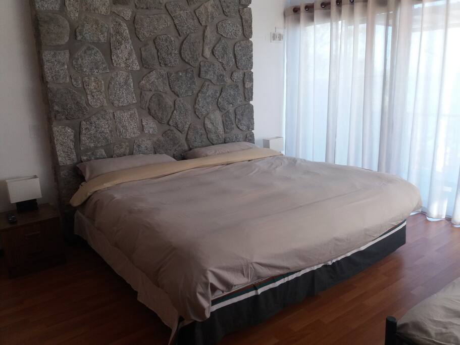 La cama principal es de tamaño super king, incluye uso de sábanas.