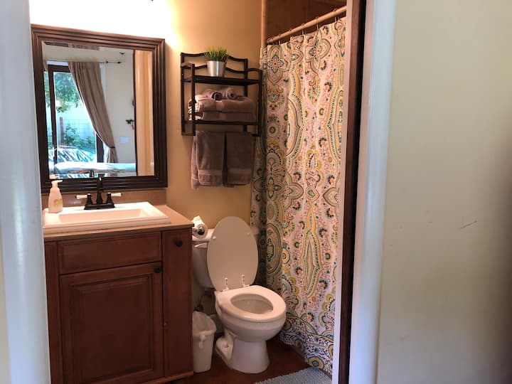 Land Park Garden Cottage W/hot Tub (Free Parking) - Sacramento, CA