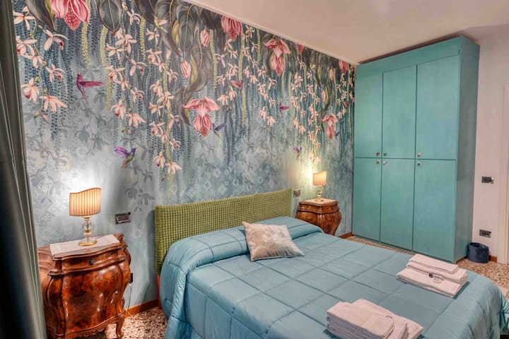 ภาพรวมของห้องนอนพร้อมเตียงคู่ขนาดคิงไซส์ตู้เสื้อผ้า 3 ประตูและชุดผ้าเช็ดตัว