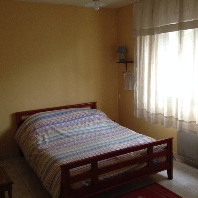 Chambre située à l'Est donc très ensoleillée le matin