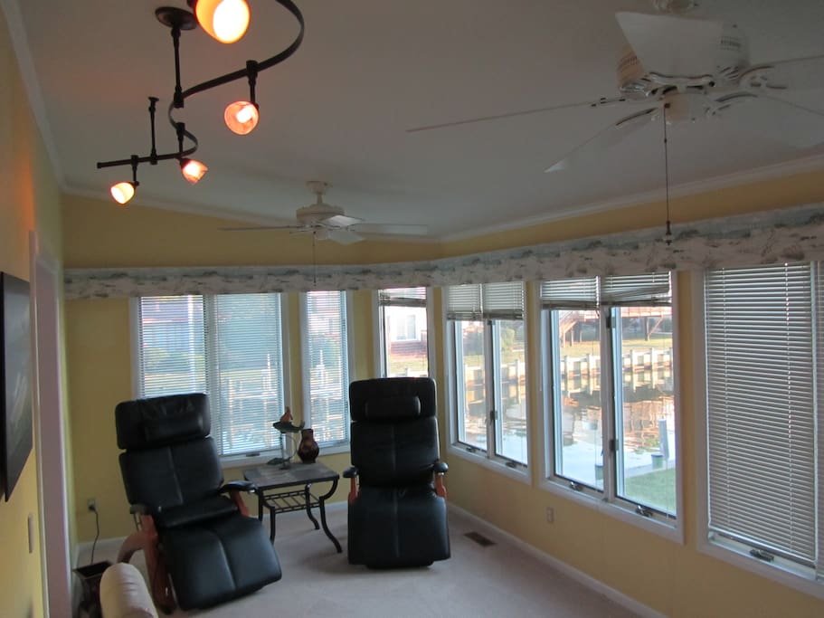 TOP LEVEL FLA ROOM W. CANAL VIEWS