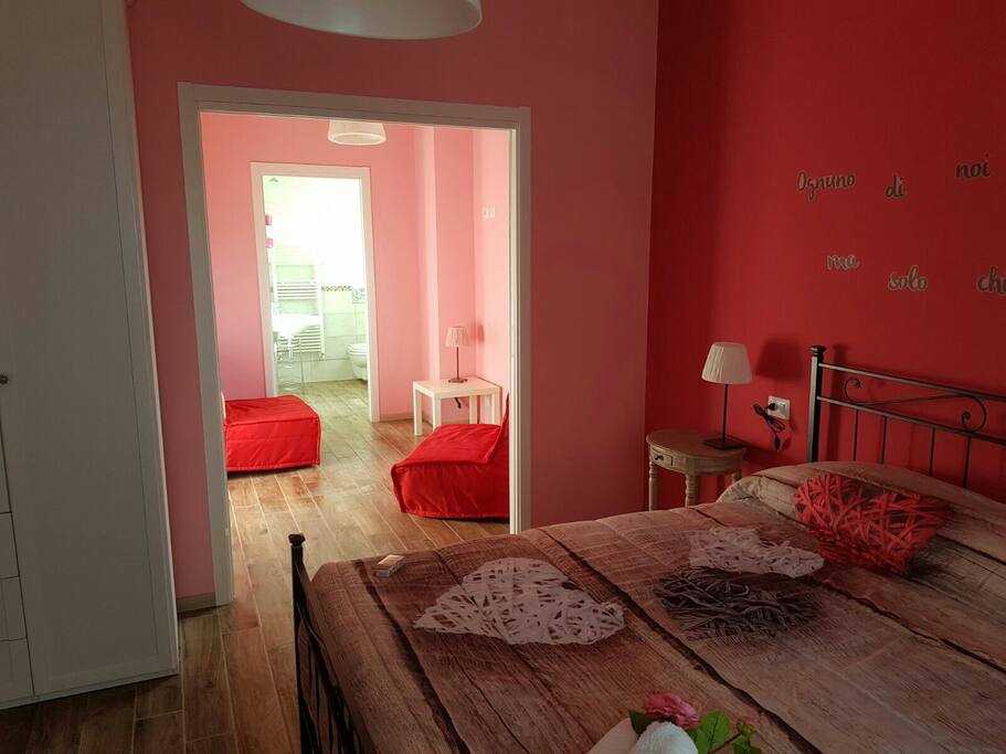 Piccolo soggiorno della Suite La Rosa, con due poltrone letto con porta scorrevole che separa dalla matrimoniale