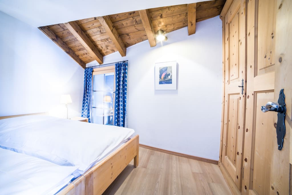 Lauschiges Schlafzimmer mit einem Doppelbett