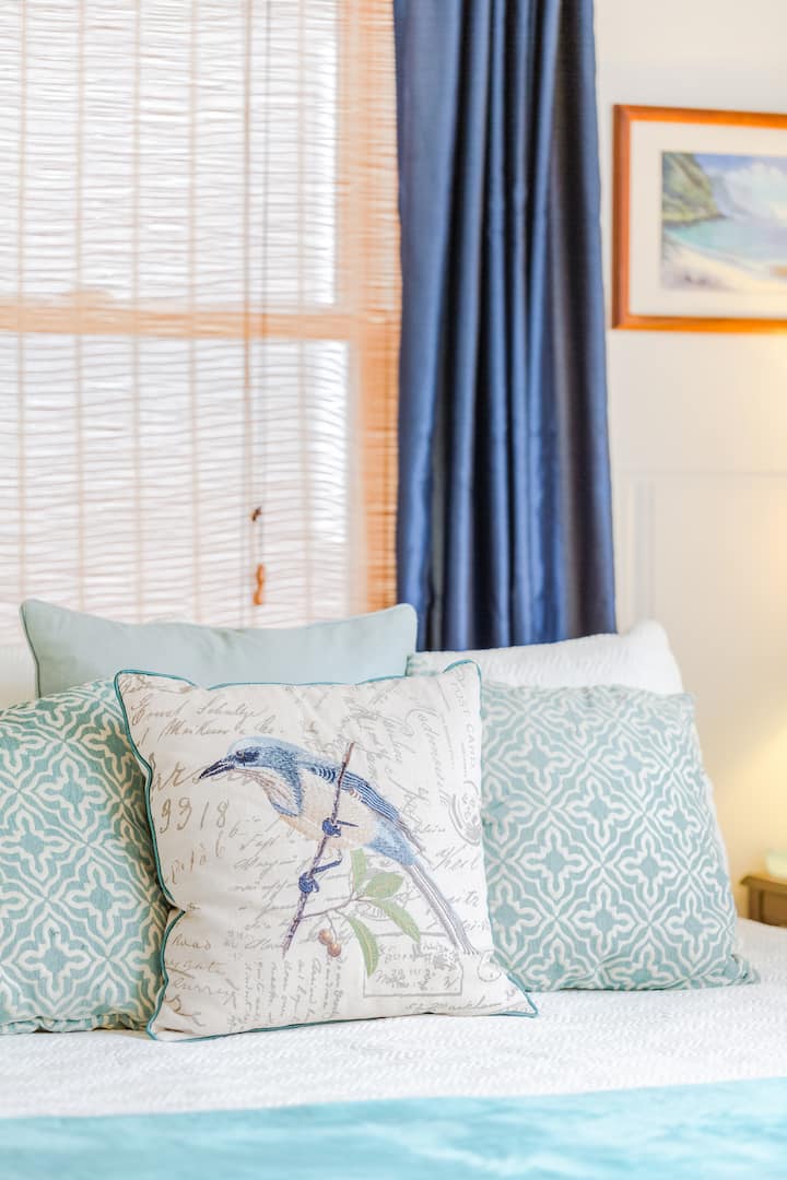 Comfortable air conditioned master bedroom with queen bed, cable TV and beautiful en suite full bathroom. Space heater provided in winter.