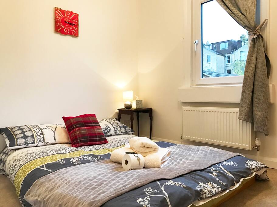 Cozy, warm, and quiet room with double futon bed,perfect as a base for visiting Bath