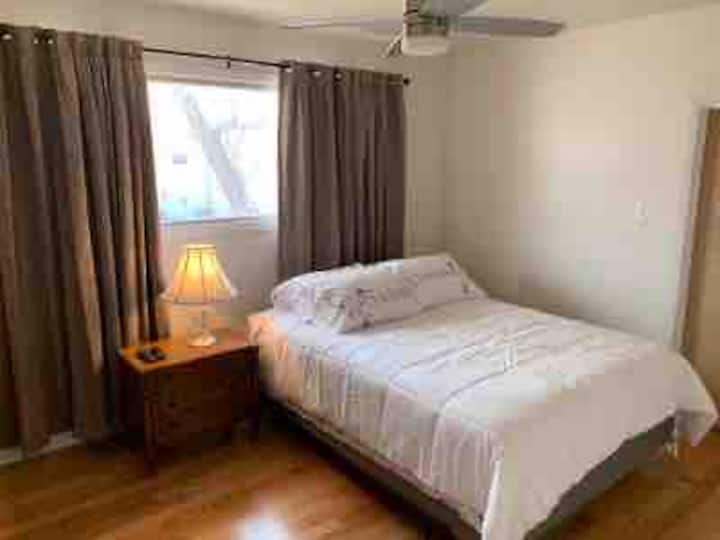 Chumba cha kulala #3 na kitanda cha malkia na kutembea kwenye kabati