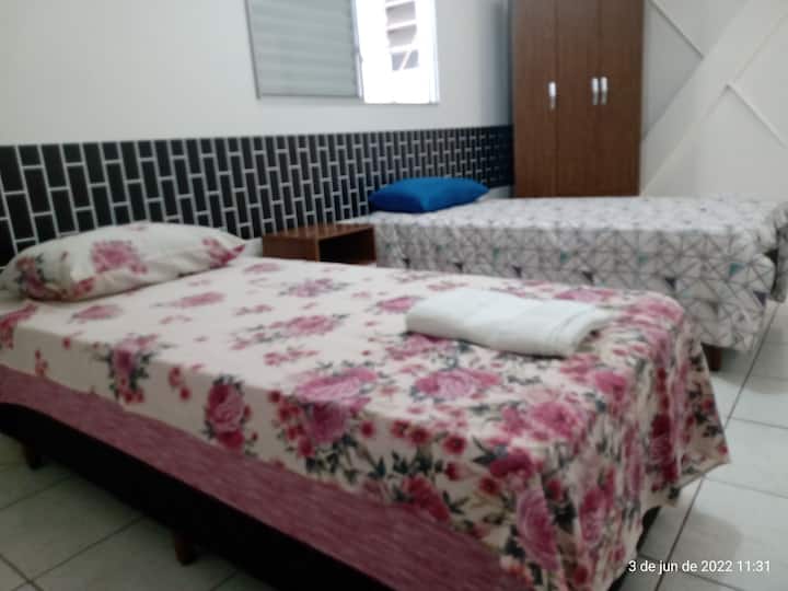 Dormitorio individual con dos camas y armarios.