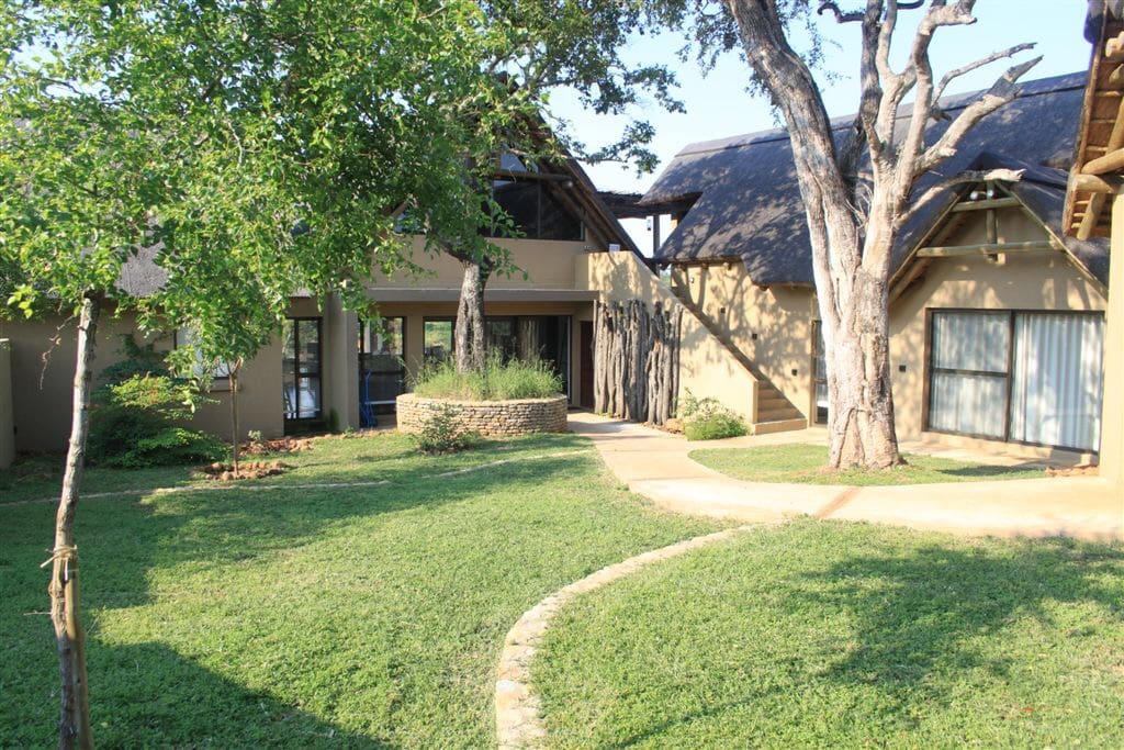 Lion Rock River Lodge has an enclosed courtyard offering a safe area for children to burn off steam