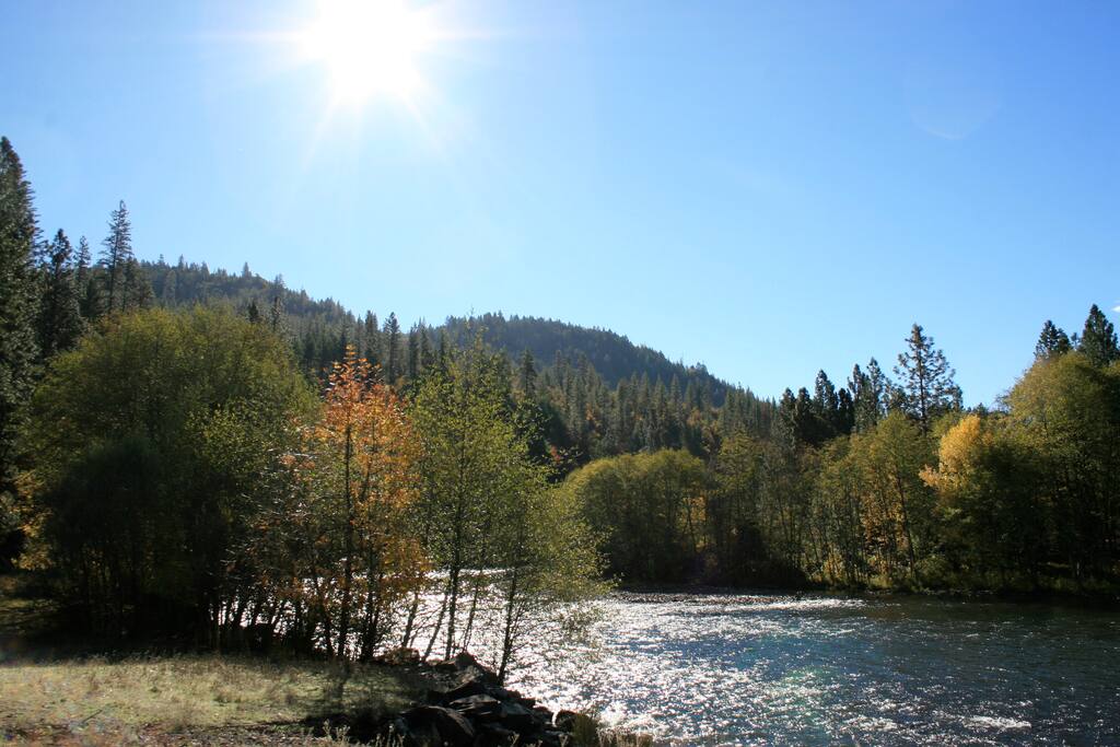 Rogue River Escape Houses for Rent in Shady Cove, Oregon, United States