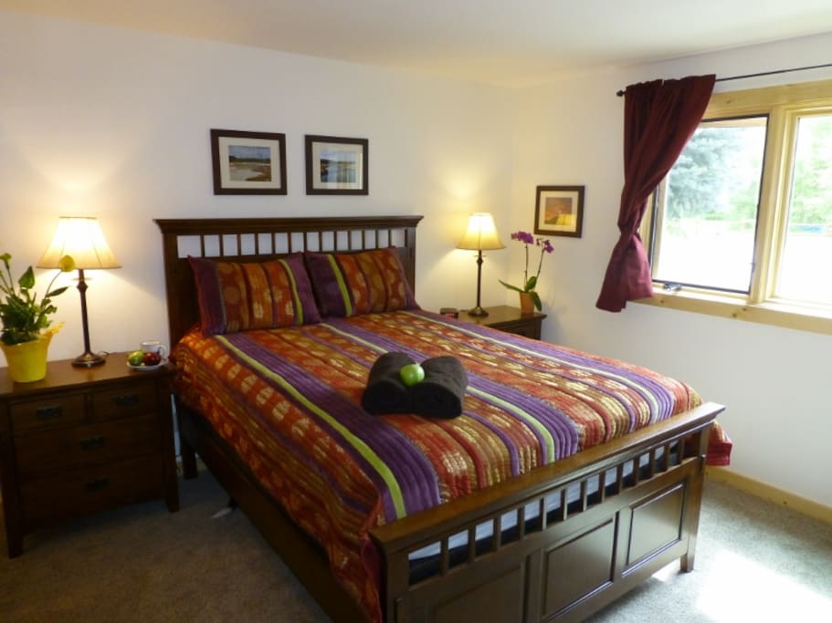 Bedroom, Queen size bed