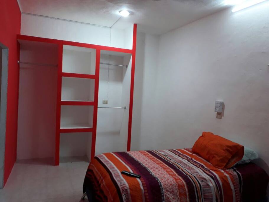 El cuarto cuenta con closet para colocar sus pertenencias .