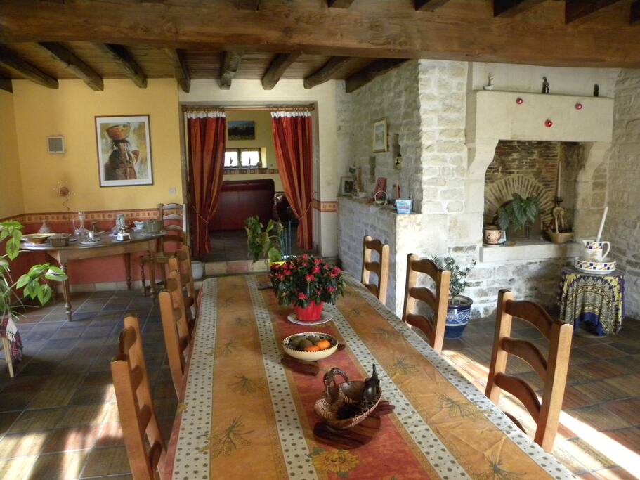 salle à manger avec four à pain