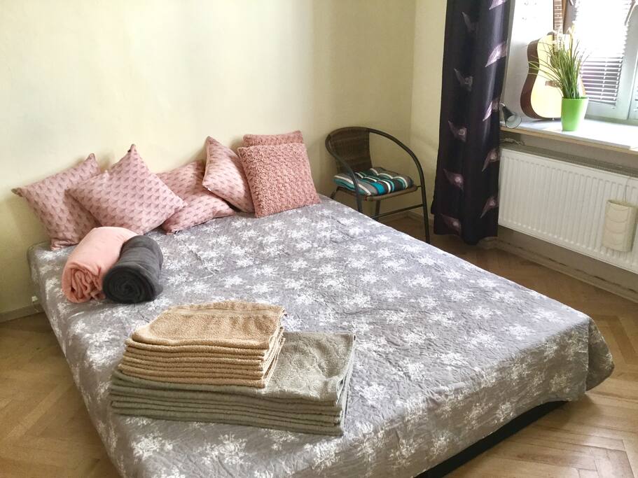 Łóżko podwójne, może być też 2x80cm, na 200cm