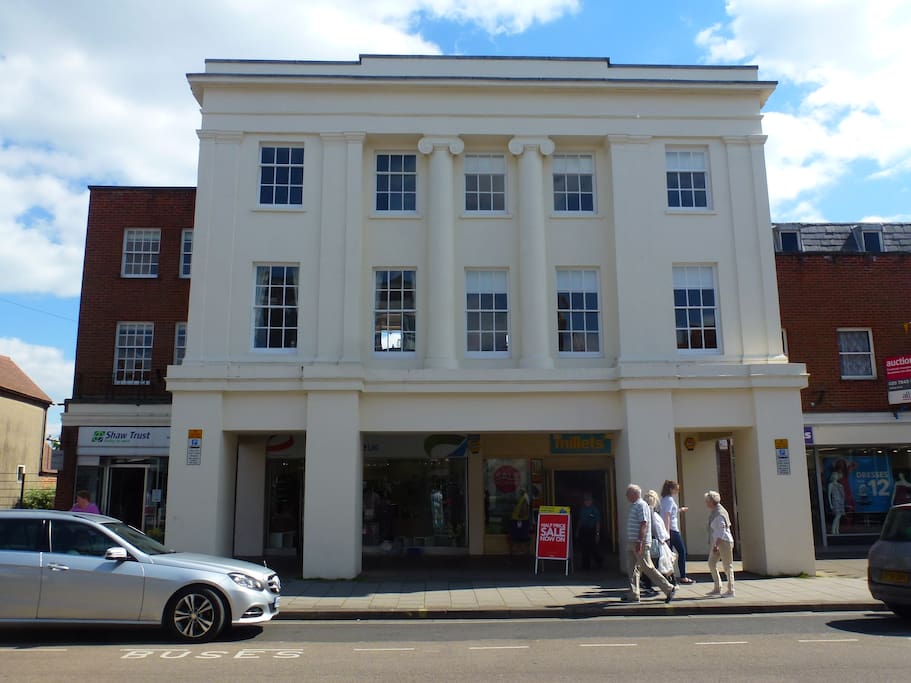 Two storey 'town house' in this Grade ll listed landmark building