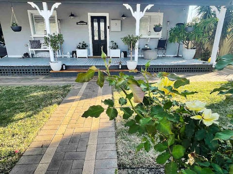 Pool + river views! Beautifully equipped cottage
