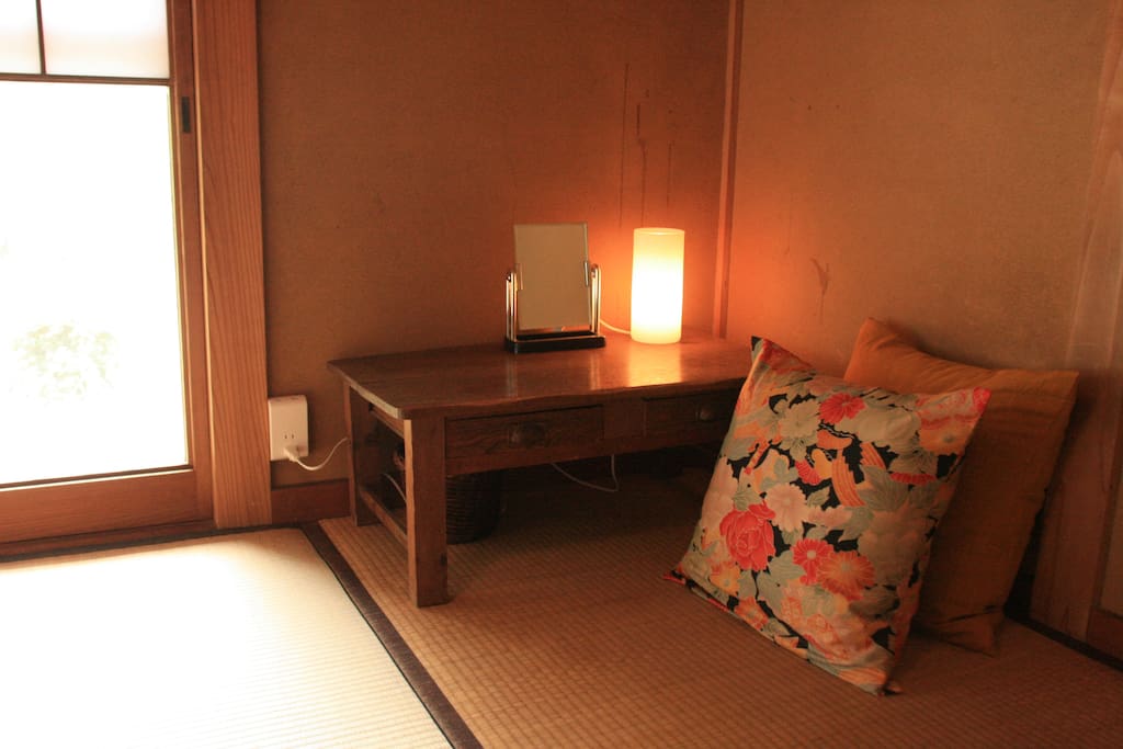 Desk and cushion / 小さな机とクッション