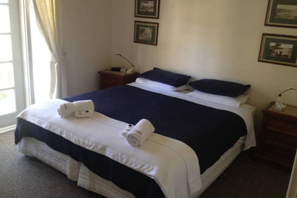 Queen bed, ensuite and balcony with Pacific Ocean views
