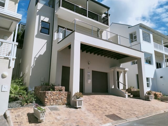 Luxury 2 Bedroomed Apartment with Panoramic Views gallery image 2