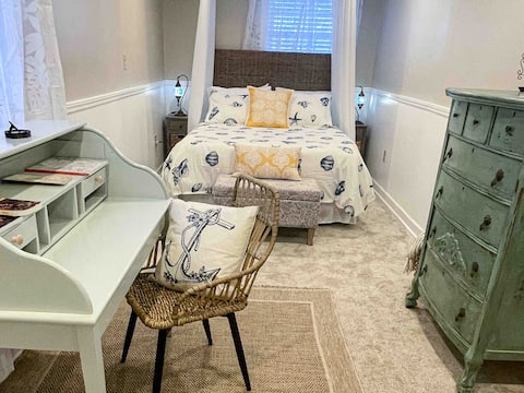 Crow's nest! Guest house-bike trail-3.7mi to beach