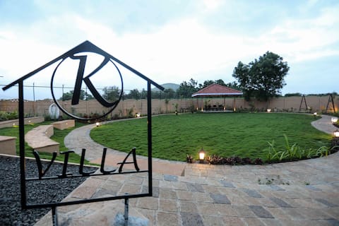 K VILLA- Cheerful 3 BHK Villa with big garden,amphi-theatre,kids/pet friendly,10 cars parking