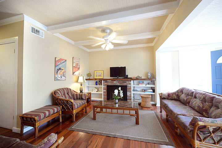 225CL – Colorful Avalon Cottage + Quick Walk to