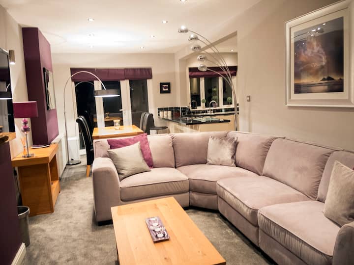 Lovely 3 bed-semi near town & park