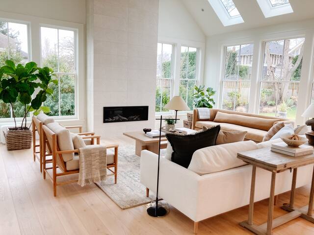 Luxury family home steps from the ocean gallery image 5