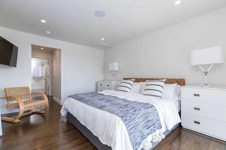 主卧套房设有加大双人床、海景阳台和主浴室套房