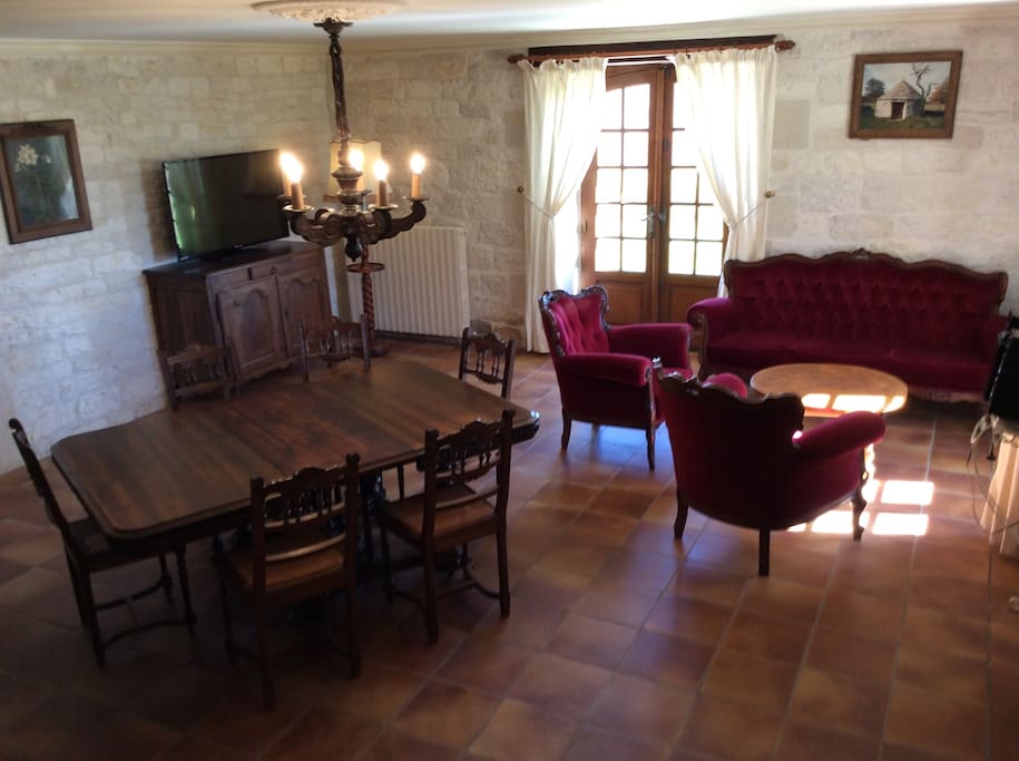 Salon/salle à manger,porte fenêtre donnant sur la terrasse et le jardin