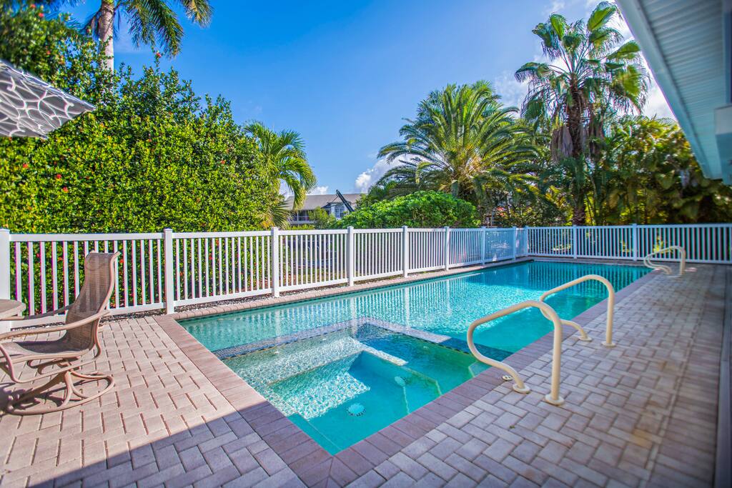 Large Pool with Hot Tub and Lap Lane