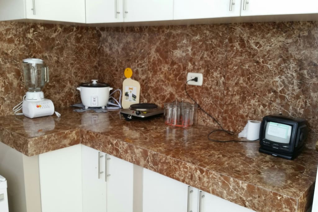 Área de la cocina con reposterías.