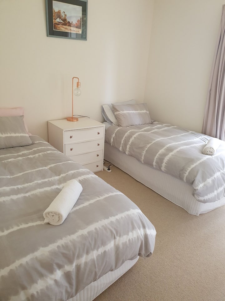 Საძინებელი 3 - ორი ერთადგილიანი საწოლი