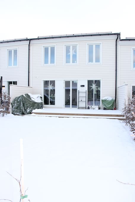 Baksida hus med trädgård