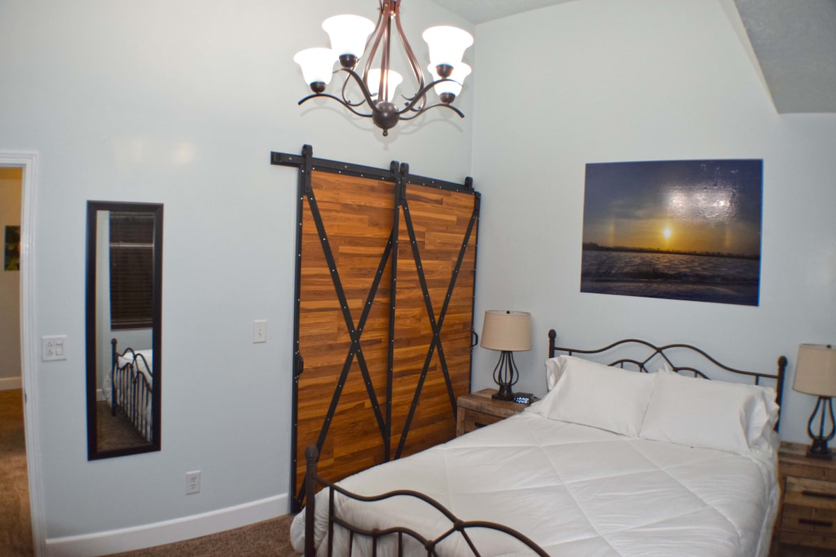 2. spavaća soba s bračnim krevetom i ormarom.