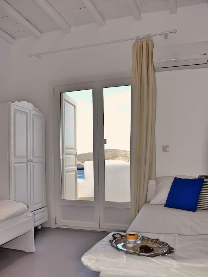 Υπνοδωμάτιο με δύο μονά κρεβάτια και θέα στη θάλασσα