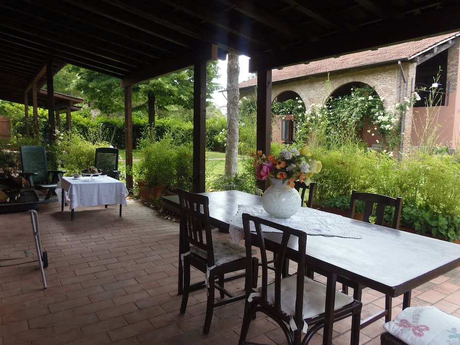 Il vostro portico privato ed il comodo tavolo da pranzo - Your private porch and the comfortable dining table