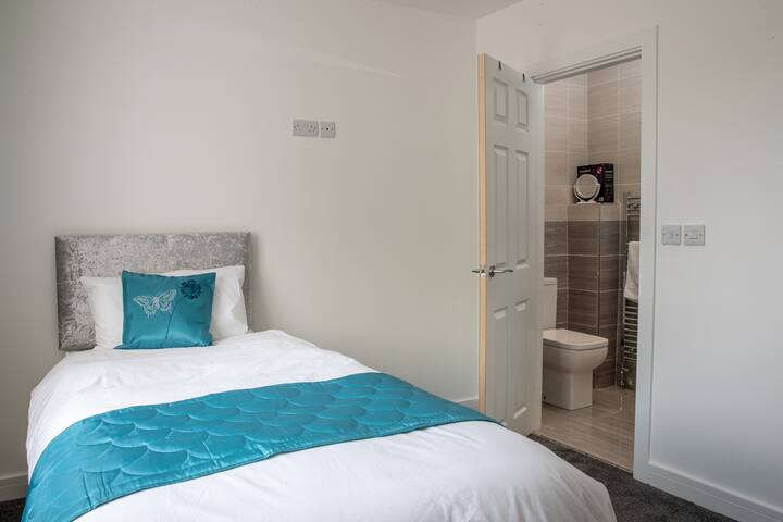 dormitorio con baño privado.