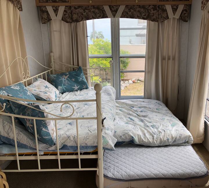 Divano letto e 2 letti singoli (estraibili) Perfetto per amici e fratelli!